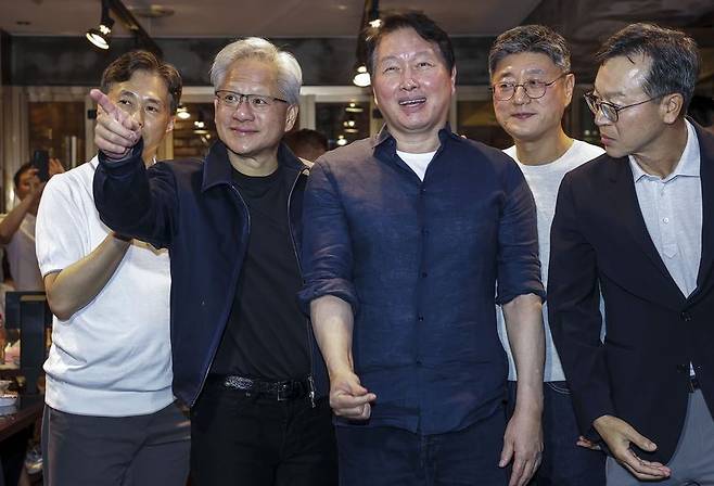 젠슨 황 엔비디아 최고경영자(CEO)와 최태원 SK 회장이 7일 서울 강남구 깐부치킨 삼성점에서 치맥회동을 마친 뒤 기념촬영을 하고 있다. 뉴시스