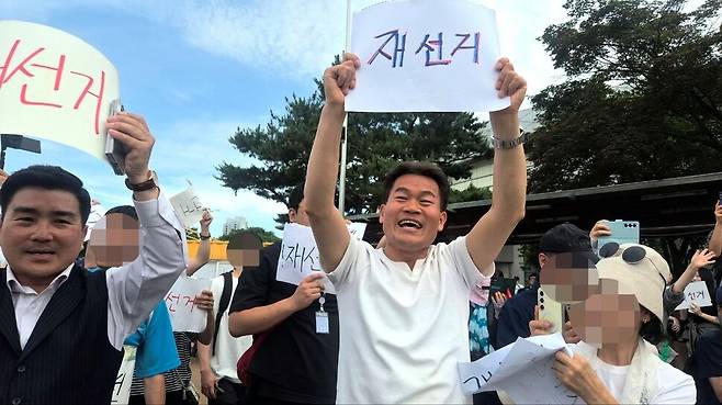 6일‘ 개표소 봉쇄 시위’가 열리고 있는 서울 송파구 올림픽공원 핸드볼 경기장을 찾은 극우 유튜버 전한길씨. 장현은 기자 mix@hani.co.kr
