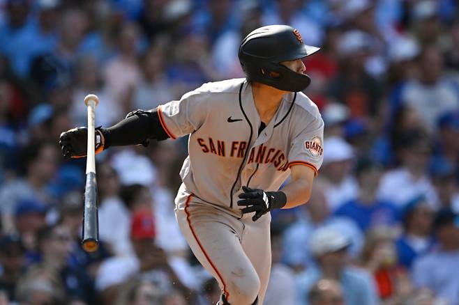 <yonhap photo-4078=""> San Francisco Giants' Jung Hoo Lee watches his single during the ninth inning of a baseball game against the Chicago Cubs in Chicago, Saturday, June 6, 2026. (AP Photo/Paul Beaty)/2026-06-07 07:21:29/ <저작권자 ⓒ 1980~2026 ㈜연합뉴스. 무단 전재 재배포 금지, AI 학습 및 활용 금지></yonhap>