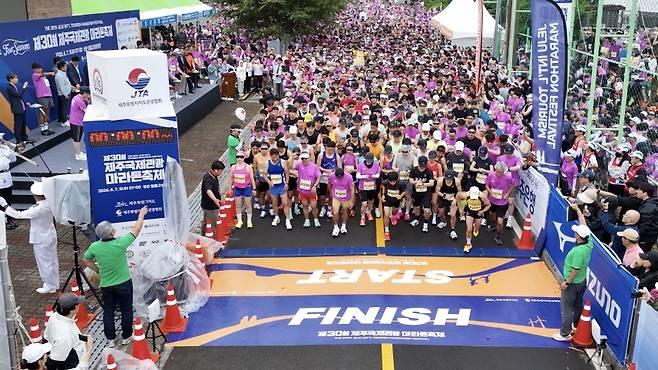 제30회 제주국제관광마라톤축제 참가자들이 7일 제주시 구좌읍 일원에서 힘차게 출발하고 있다. (제주도관광협회 제공)