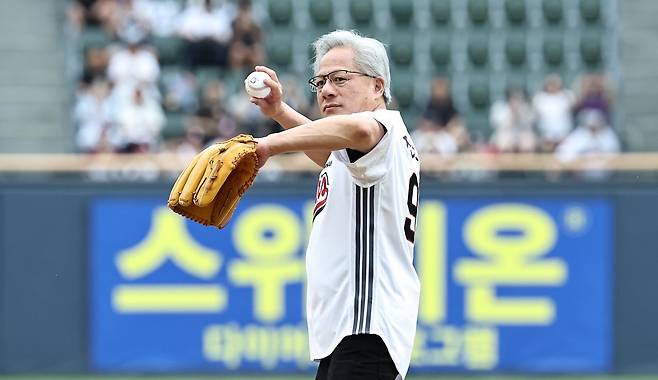 젠슨 황 엔비디아 최고경영자(CEO)가 7일 서울 잠실야구장에서 열린 2026 프로야구 KBO리그 키움 히어로즈와 두산 베어스의 경기에 앞서 시구를 하고 있다. 연합뉴스
