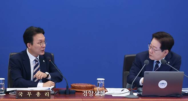 이재명 대통령과 김민석 국무총리가 지난 2일 청와대에서 열린 국무회의 겸 비상경제점검회의에서 대화하고 있다. 청와대사진기자단