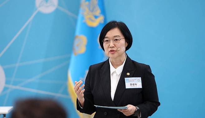한성숙 중기부 장관이 20일 청와대 영빈관에서 이재명 대통령 주재로 열린 중소기업인과의 대화에서 혁신 중소기업 육성을 통한 강한 대한민국을 주제로 정부 발제를 하고 있다. 연합뉴스