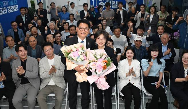 송영길 더불어민주당 연수구갑 국회의원 보궐선거 후보가 4일 인천 연수구 선거사무소에서 당선이 확실시 되자 부인 남영신씨와 함께 지지자들의 축하를 받고 있다. 조병석기자