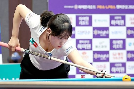 올시즌을 앞두고 열린 드래프트에서 우리금융캐피탈에 지명된 장가연은 32강전에서 애버리지 1.500을 앞세워 강지은을 세트스코어 3:0으로 물리치고 16강에 진출했다. 장가연의 16강전 상대는 최혜미다. (사진=PBA)