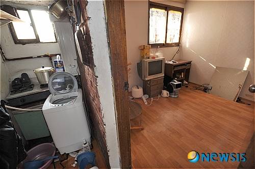 2010년 6월 15일 당시 서울 영등포구에 있던 김수철 자택 내부./사진=뉴시스