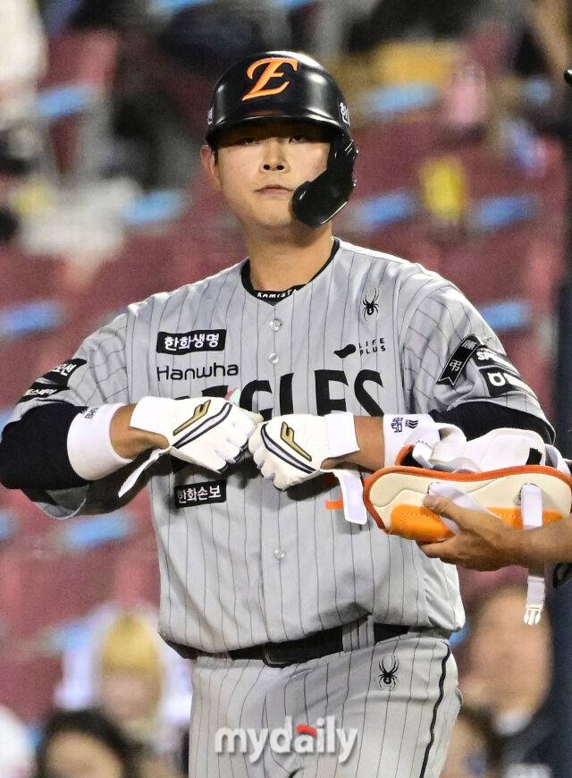 2026년 6월 2일 오후 서울 잠실구장에서 열린 '2026 신한 SOL KBO리그' 한화 이글스와 두산 베어스의 경기. 한화 허인서가 9회초 1사 2루서 1타점 적시타를 친 뒤 더그아웃을 보고 있다./마이데일리