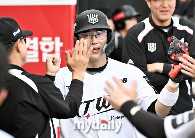 23일 오후 경기도 수원시 조원동 수원KT위즈파크에서 진행된 '2026 프로야구 KBO리그' KT위즈와 NC다이노스의 경기. KT 허경민이 2회말 1사 2,3루서 최원준의 적시타때 홈을 밟은 뒤 환호하고 있다./마이데일리