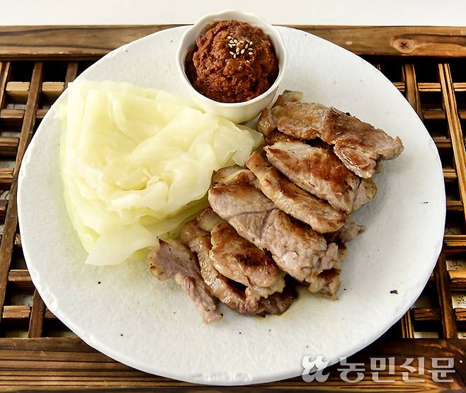 기름기가 적은 앞다리살은 담백한 풍미가 일품이다. 은은한 단맛이 나는 양배추 쌈과 찰떡궁합을 이룬다. 사진=강재훈 프리랜서 기자