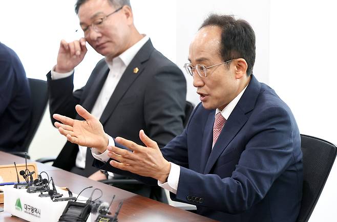추경호(오른쪽) 대구시장 당선인이 5일 대구정책연구원에서 대구시 관계자들의 업무 보고에 앞서 모두발언 하고 있다. 대구=연합뉴스