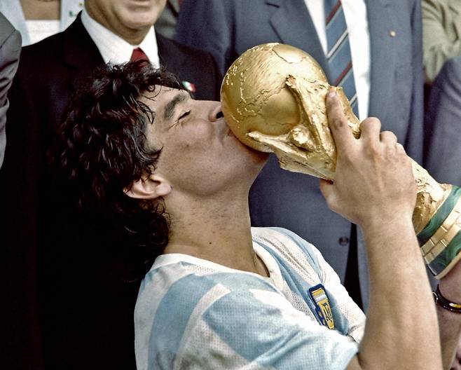 1986년 6월 29일 멕시코시티 아스테카 스타디움에서 열린 1986 FIFA 멕시코 월드컵 결승에서 서독을 3-2로 꺾고 우승한 뒤, 아르헨티나 주장 디에고 마라도나가 월드컵 우승 트로피에 입을 맞추고 있다. AFP연합뉴스