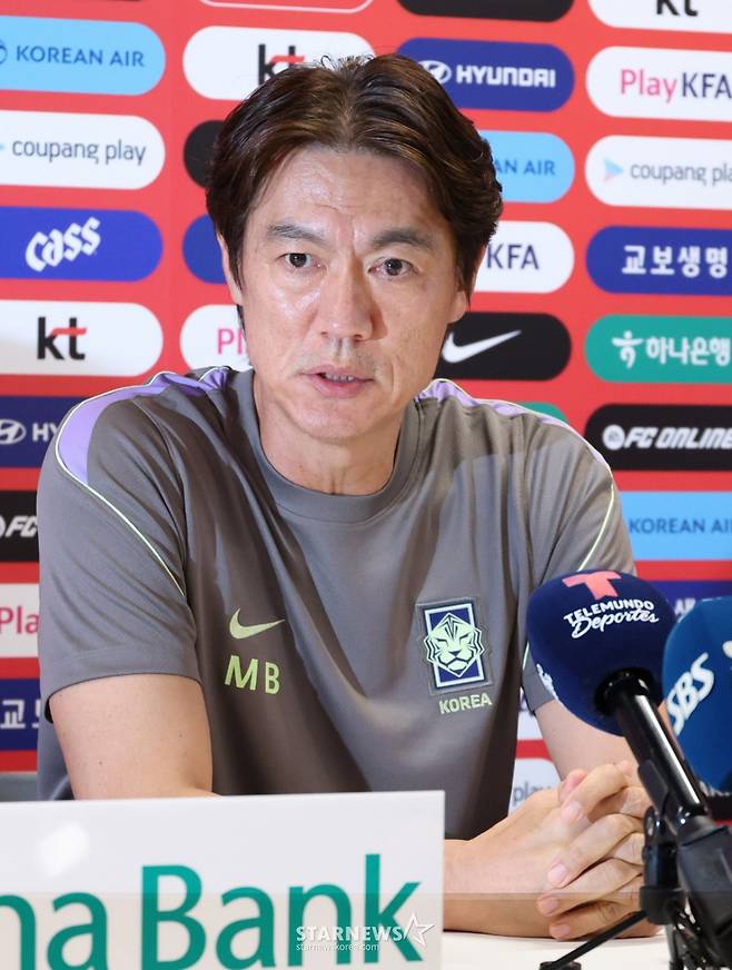 대한민국 축구 국가대표팀이 2026 북중미월드컵을 닷새 앞두고 6일 멕시코 과달라하라 치바스 바예베르데에서 첫 훈련을 진행했다. 홍명보 감독이 훈련에 앞서 기자회견을 하고 있다. 홍명보호는 오는 6월 12일 오전 11시(한국시간) 체코와 운명의 조별리그 1차전, 그리고 일주일 뒤인 19일 오전 10시 개최국 멕시코와 분수령이 될 2차전이 바로 이곳 과달라하라에서 치른다. /사진=김진경 대기자