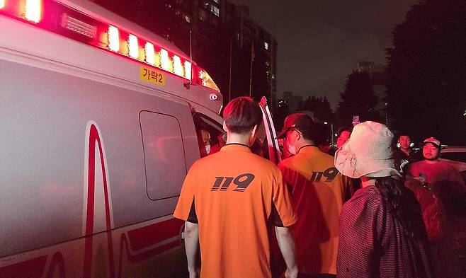 '시위대가 봉쇄' 22시간 만에 잠실7동 투표소 관계자 병원 이송 (서울=연합뉴스) 정지수 기자 = 6·3 지방선거 투표용지 부족 사태가 벌어진 잠실7동 투표소 관계자가 건강 악화로 4일 이송됐다. 부정선거를 주장하는 시위대가 투표소를 '봉쇄'한 지 약 22시간 만이다.
연합뉴스 취재에 따르면 이날 오후 8시 35분께 119구급대원들은 송파구 우성아파트 내에 있는 잠실7동 제2투표소로 진입해 A씨를 병원으로 이송했다. A씨는 선거 사무원으로 추정된다. 사진은 이날 A씨가 구급차로 이송되는 모습. 2026.6.4 pual07@yna.co.kr