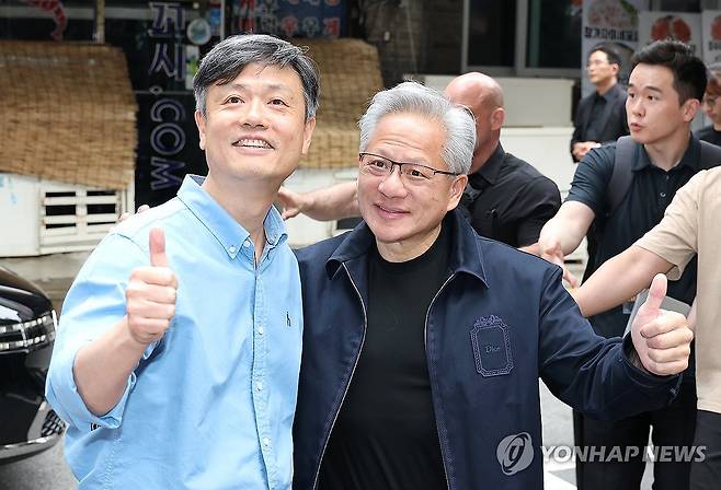 엄지척! 하는 크래프톤 장병규와 젠슨 황 (서울=연합뉴스) 김주형 기자 = 젠슨 황 엔비디아 최고경영자(CEO)와 장병규 크래프톤 의장(왼쪽)이 7일 서울 강남구에 있는 한 PC방 앞에서 만나 엄지척하고 있다. 2026.6.7 kjhpress@yna.co.kr