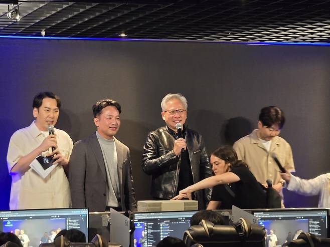 행사 진행하는 젠슨 황 (서울=연합뉴스) 김주환 기자 = 젠슨 황 엔비디아 최고경영자(CEO·오른쪽 두번째)가 7일 서울 강남구 신논현역 인근 포탈 PC방에서 김택진 엔씨 대표, '아이온2' 운영진과 함께 게임 이용자들에게 인사하고 있다 2026.6.7 jujuk@yna.co.kr