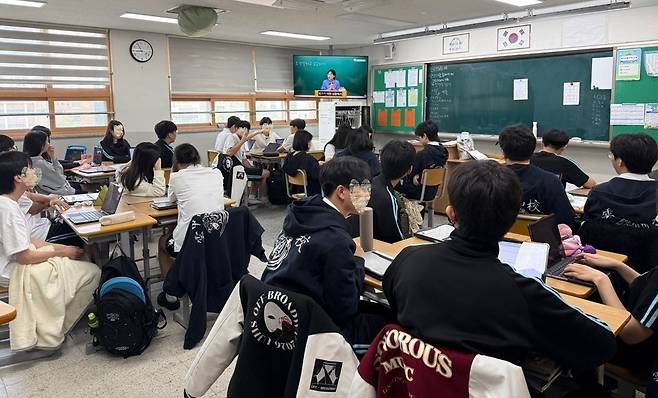 ▲ 운중고등학교 1학년 학생들이 '사회정서학습기반 인성교육 콘텐츠_골라보는 재미가 있다, 31'을 시청하고 있다. /사진제공=운중고등학교