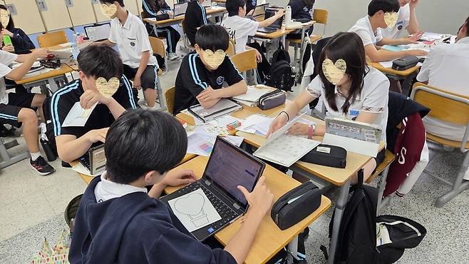▲ 운중고등학교 학생들이 사회적 인식 역량을 기르기 위한 소통의 중요성 이해하기 활동을 하고 있다. /사진제공=운중고등학교