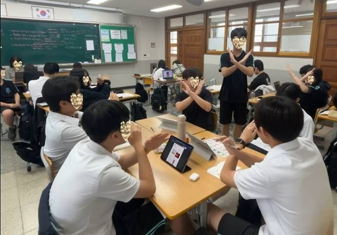 ▲ 운중고등학교 학생들이 사회적 협력 역량을 기르기 위한 학급 인성브랜드 숏폼 제작 활동을 하고 있다. /사진제공=운중고등학교