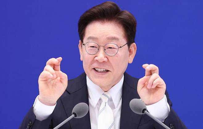 ▲ 이재명 대통령이 8일 청와대 영빈관에서 열린 취임 1주년 기자회견에서 언론관련 질문을 받은 뒤 인용 보도 관련 발언을 하고 있다. /연합뉴스