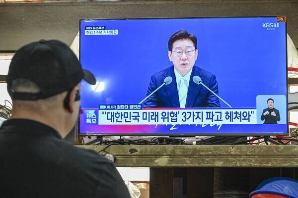 8일 수원시 팔달구 못골시장에서 상인들이 이재명 대통령 취임 1주년 기자회견 생중계를 시청하고 있다.김태완기자lift@kihoilbo.co.kr