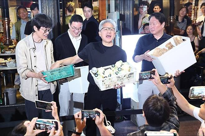 젠슨 황 엔비디아 최고경영자(CEO)가 지난 5일 서울 마포구 홍대 인근 삼겹살 음식점 '형님 저요'에서 최태원 SK그룹 회장, 구광모 LG그룹 회장, 이해진 네이버 의장과 '삼소(삼겹살·소주) 회동'을 하며 각종 간식을 시민들에게 나눠주고 있다. 연합뉴스