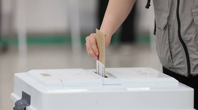 제9회 전국동시지방선거 사전투표 첫날인 지난 29일 광주 북구 전남대학교에 마련된 용봉동 사전투표소에서 한 유권자가 투표함에 투표용지를 넣고 있다. /임문철 기자 35mm@namdonews.com
