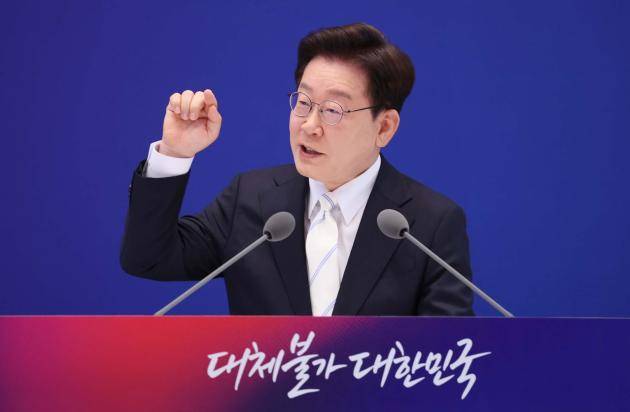 이재명 대통령이 8일 청와대에서 열린 취임 1주년 기자회견에서 발언하고 있다.<청와대사진기지단>