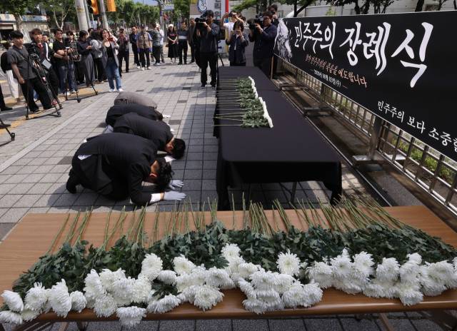 8일 대구시선거관리위원회 앞에서 국민의힘 김경민·박새롬 수성구의원 당선인이 투표용지 부족 사태 등 선거관리 부실에 대한 진상규명과 책임자 처벌, 재선거를 촉구하는