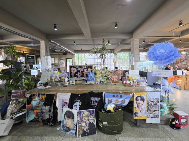 오는 12~13일 BTS 부산 공연을 앞두고 부산 곳곳의 ‘BTS 성지’가 다시 들썩이고 있다. 사진은 BTS 멤버 지민 아버지가 운영하는 남구 대연동 카페 지밀레니얼. 김재량 기자 ryang@