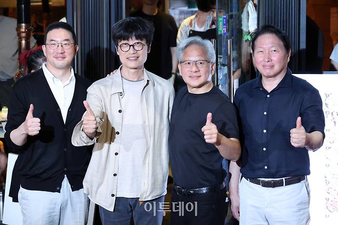 젠슨 황 엔비디아 최고경영자(CEO)가 5일 서울 마포구 홍대 인근 삼겹살 음식점 '형님 저요'에서 최태원 SK그룹 회장, 구광모 LG그룹 회장, 이해진 네이버 의장과 이른바 '삼소(삼겹살·소주) 회동’을 하며 포즈를 취하고 있다. 고이란 기자 photoeran@