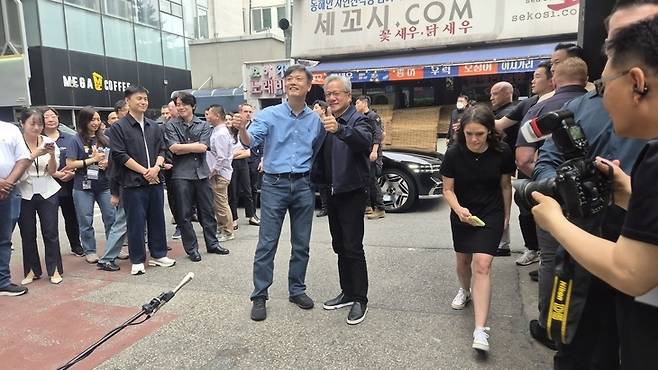 ▲젠슨 황(오른쪽) 엔비디아 CEO와 장병규 크래프톤 의장이 지난 7일 오후 서울 논현동 옵티멈존PC카페 앞에서 엄지를 치켜세우고 기념사진을 찍고 있다. 사진=정희순 기자