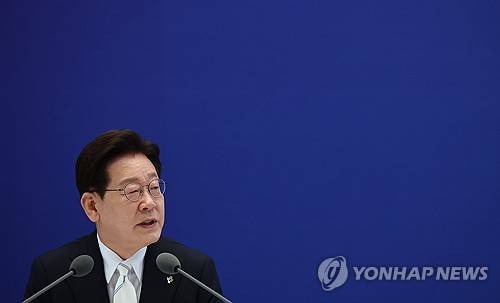 이재명 대통령, 취임 1주년 기자회견 발언(서울=연합뉴스) 김도훈 기자 = 이재명 대통령이 8일 청와대 영빈관에서 열린 취임 1주년 기자회견에서 발언하고 있다. 2026.6.8 superdoo82@yna.co.kr