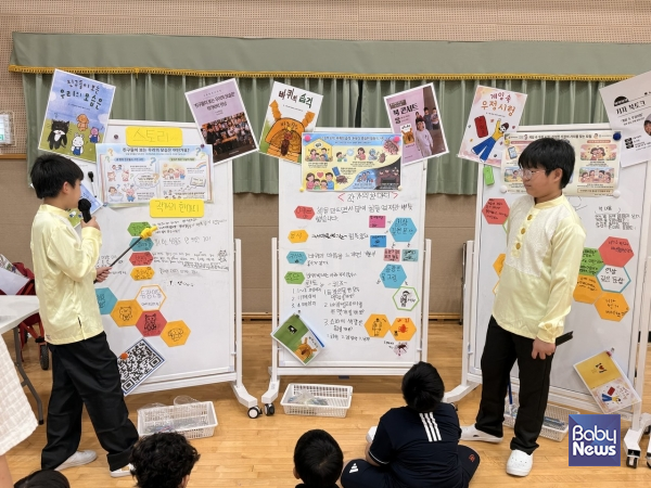 신서초등학교 5학년 아동들이 타 학년 아동을 대상으로 그림책에 대해 설명 중이다. ⓒ세이브더칠드런 동부지역본부