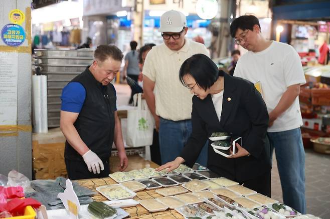 18일 공주의 독립서점 오래된 질문에서 동네책방 간담회를 가진 한성숙 중기부 장관 (중기부 제공)