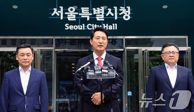 오세훈 국민의힘 서울시장 당선인이 4일 서울시청에서 시민들에게 감사 인사를 전하고 있다. 2026.6.4 ⓒ 뉴스1 이호윤 기자