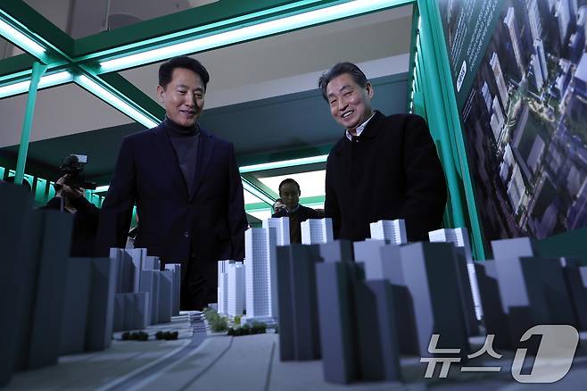 오세훈 서울시장이 지난 2월 4일 서울 중구 서울도시건축전시관 내 주택정책소통관에서 신속통합기획 전시물을 살펴보고 있다. 2026.2.4 ⓒ 뉴스1 박정호 기자