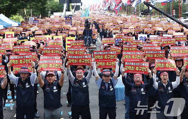 전국레미콘운송노동조합 조합원들이 8일 오전 서울 여의도공원 인근에서 운반비 인상과 임금·단체협약 체결을 촉구하는 결의대회를 갖고 구호를 외치고 있다. 이날 레미콘운송노조는 수도권 지역 레미콘 운송을 중단했으며, 이번 휴업에는 수도권 소속 조합원 약 8000명과 레미콘 운송장비 1만1000여 대가 참여한 것으로 추산된다. 2026.6.8 ⓒ 뉴스1 김민지 기자
