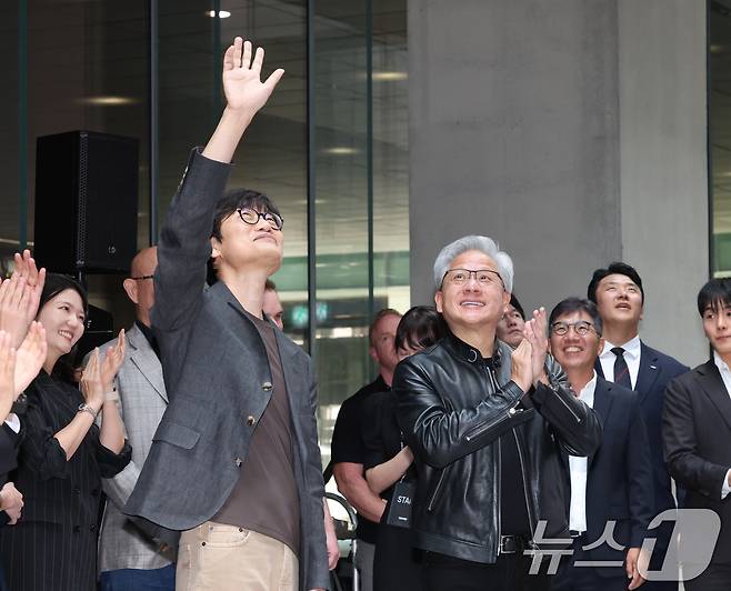 젠슨 황 엔비디아 최고경영자(CEO)와 이해진 네이버 이사회 의장이 8일 경기 성남시 분당구 네이버 사옥 1784에서 열린 환영 행사에서 직원들에게 인사를 하고 있다. 2026.6.8 ⓒ 뉴스1 김영운 기자