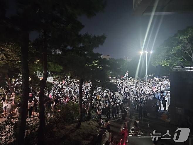 8일 오후 9시쯤 서울 송파구 올림픽공원 핸드볼경기장 인근에 모인 시민들의 모습. 2026.6.8 ⓒ 뉴스1 윤지오 수습기자