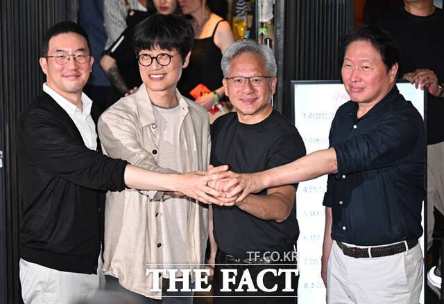 네이버가 엔비디아와 손잡고 자체 하이퍼스케일 데이터센터 '각 세종'을 기가와트(GW)급 인공지능(AI) 팩토리로 키운다. 사진은 구광모 LG그룹 회장(왼쪽부터), 이해진 네이버 의장, 젠슨 황 엔비디아 최고경영자, 최태원 SK그룹 회장이 지난 5일 서울 마포구 서교동의 한 고깃집에서 삼겹살 회동 중 기념 촬영을 하는 모습이다./이새롬 기자