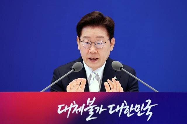 이재명 대통령은 8일 청와대 영빈관에서 열린 취임 1주년 기자회견에서 "우리나라의 보유세는 대체로 낮다"며 "세제, 금융, 규제, 공급을 정리해 조만간 한꺼번에 하려 한다"며 "세제 문제는 7월이 돼야 가능할 것"이라고 말했다. /뉴시스