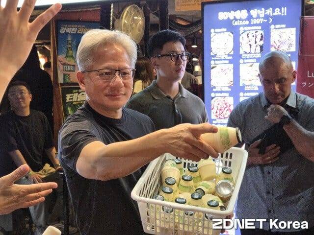 지난 5일 홍대에서 삼겹살-소주 회동 후 바나나 우유를 나눠주고 있는 젠슨 황 엔비디아 최고경영자(CEO).