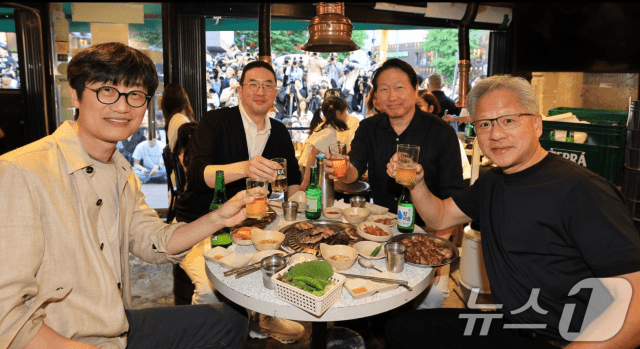 이해진 네이버 의장(왼쪽부터), 구광모 LG그룹 회장, 최태원 SK그룹 회장, 젠슨 황 엔비디아 최고경영자(CEO)가 지난 5일 오후 서울 마포구 홍익대학교 인근 삼겹살집에서 회동했다. (사진=공동취재, 뉴스1)