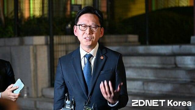 8일 행사 종료 이후 국내 기자단의 질문에 답하는 배경훈 과학기술정보통신부 장관. (사진=지디넷코리아)