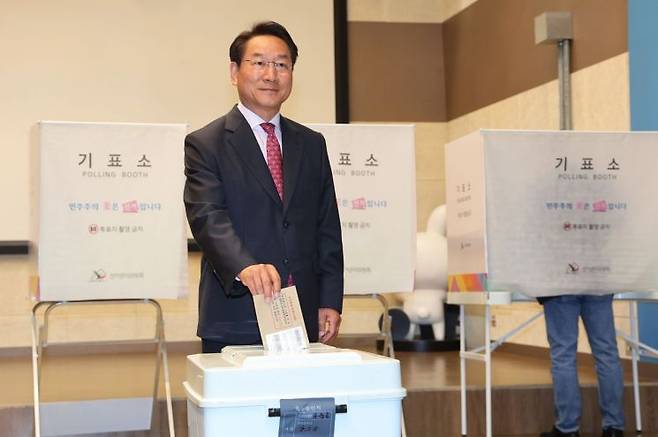 유정복 인천시장이 6·3 지방선거 사전투표 첫날인 지난달 29일 인천 미추홀구 문화창작지대에 마련된 사전투표소에서 투표하고 있다. 연합뉴스