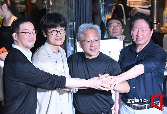 젠슨 황 엔비디아 최고경영자(CEO)가 5일 서울 마포구 서교동의 한 고깃집에서 최태원 SK회장, 구광모 LG회장, 이해진 네이버 의장과 삼겹살 회동을 마친 후 기념촬영을 하고 있다. 2026.06.05 윤동주 기자