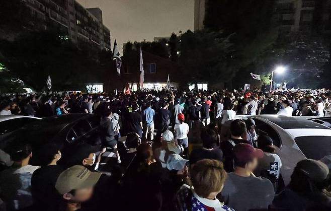 시민들이 4일 지방선거 및 국회의원 재·보궐선거 투표용지 부족으로 투표 시간이 전날 오후 10시까지 연장됐던 서울 송파구 잠실7동 제2투표소 앞에서 항의하며 구호를 외치고 있다. ⓒ연합뉴스
