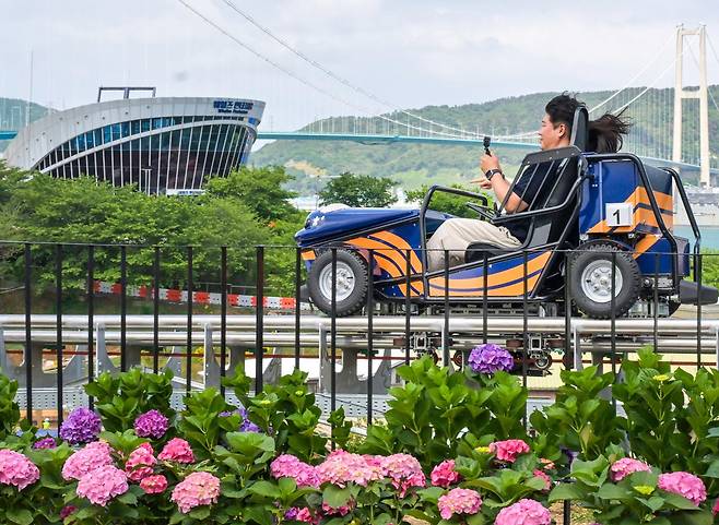 울산대교와 장생포 앞바다를 조망할 수 있는 웨일즈카트는 관람 중심이던 장생포 관광에 체험 요소를 더할 새로운 콘텐츠로 기대를 모으고 있다. 울산 남구 제공