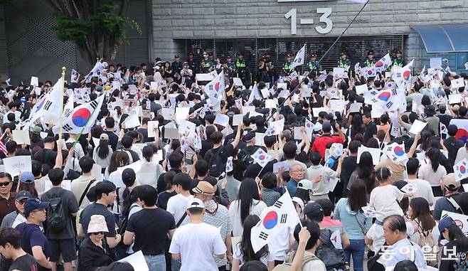 6·3 지방선거 투표용지 부족 사태에 반발한 시민들이 7일 오후 4시 반경 개표소가 마련된 서울 송파구 올림픽공원 핸드볼경기장 앞에 모여 재선거를 요구하는 구호를 외치며 태극기를 흔들고 있다. 5일 오전부터 이곳에서 시작된 집회는 사흘째 이어졌다. 장승윤 기자 tomato99@donga.com