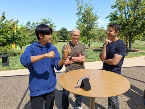 애플의 연례 세계개발자회의(WWDC)를 하루 앞둔 7일(현지시간), 미국 캘리포니아주 쿠퍼티노의 애플파크에서 한국 대학생 개발자 정원재 씨가 팀쿡 등 애플 최고경영진 앞에 서서 자신이 만든 앱을 시연해 보이고 있다. 애플 제공. 연합뉴스